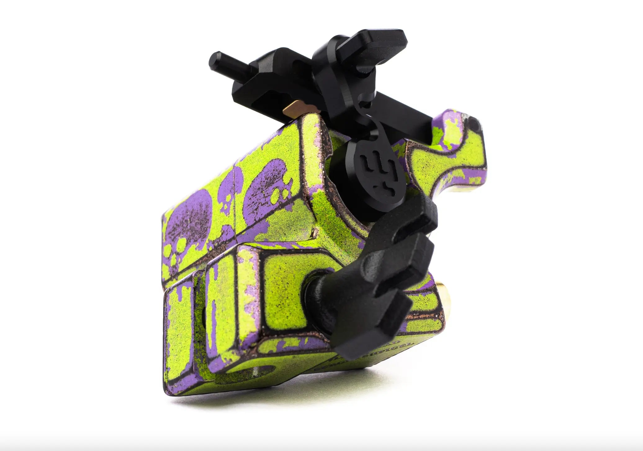 Vibrant lindgrüne und violette Tätowiermaschine mit Totenkopfmuster und schwarzen Kunststoffkomponenten von shpigel