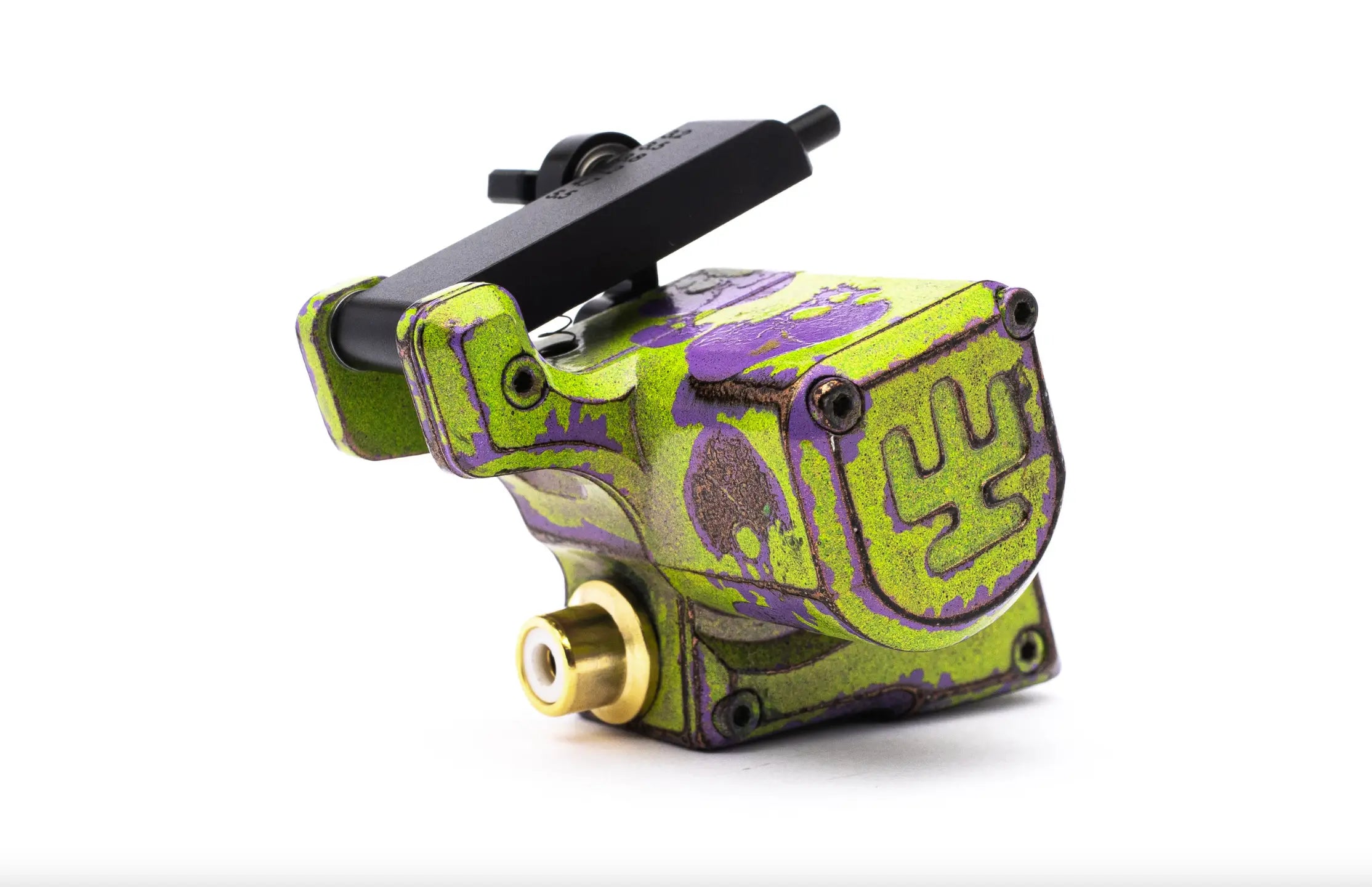 alt
Leuchtend limettengrüne und violette Tätowiermaschine im Graffiti-Stil, Vlade Blad Avenger 2 Pro mit schwarzem Griff und goldenem Anschluss