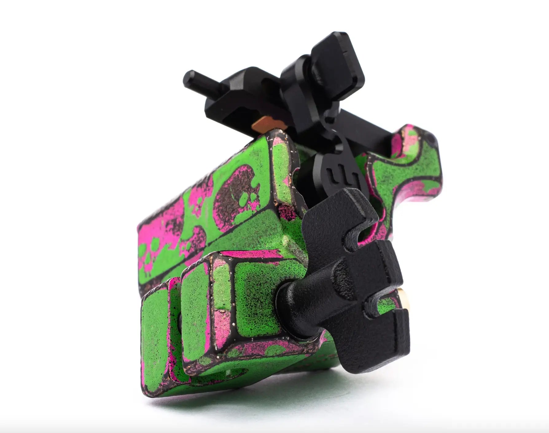 VLAD BLAD Avenger 2 Pro Tätowiermaschine in lebhaftem grün-rosa Camouflage mit schwarzen Kunststoffkomponenten von Shpigel