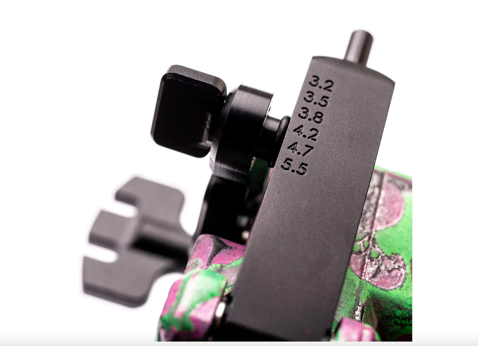 alt
Schwarze verstellbare Zielfernrohrmontage mit gravierten Maßmarkierungen für VLAD BLAD Avenger 2 Pro Skull Green Violet von Shpigel