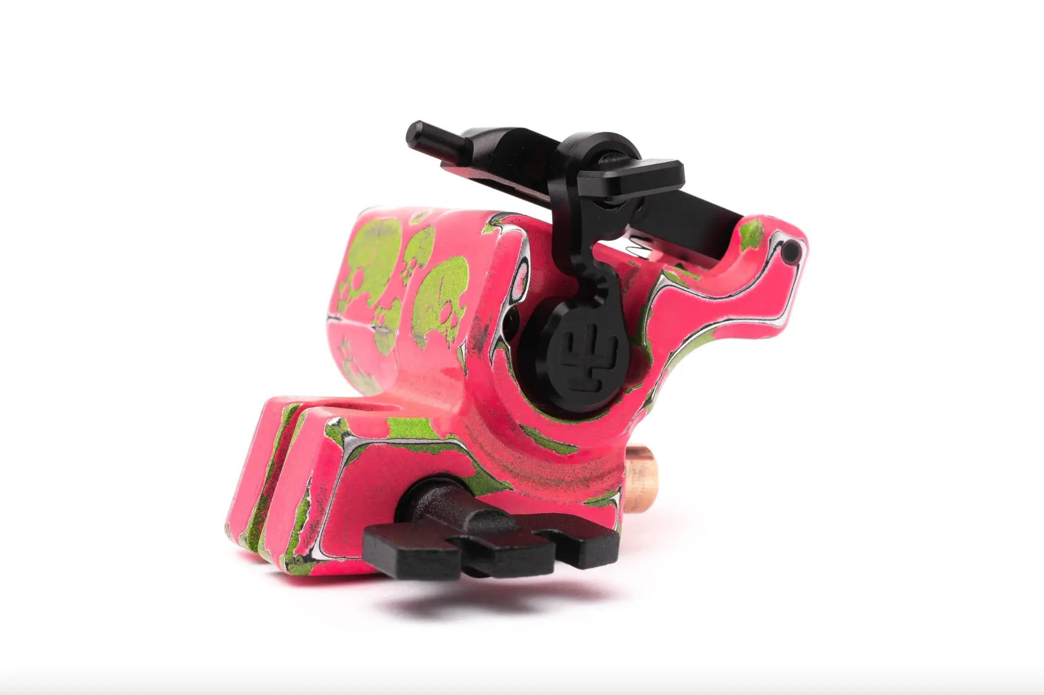Lebhaft pinke und limettengrüne VLAD BLAD Avenger 2 Pro Skull-Tätowiermaschine mit schwarzen Akzenten von shpigel