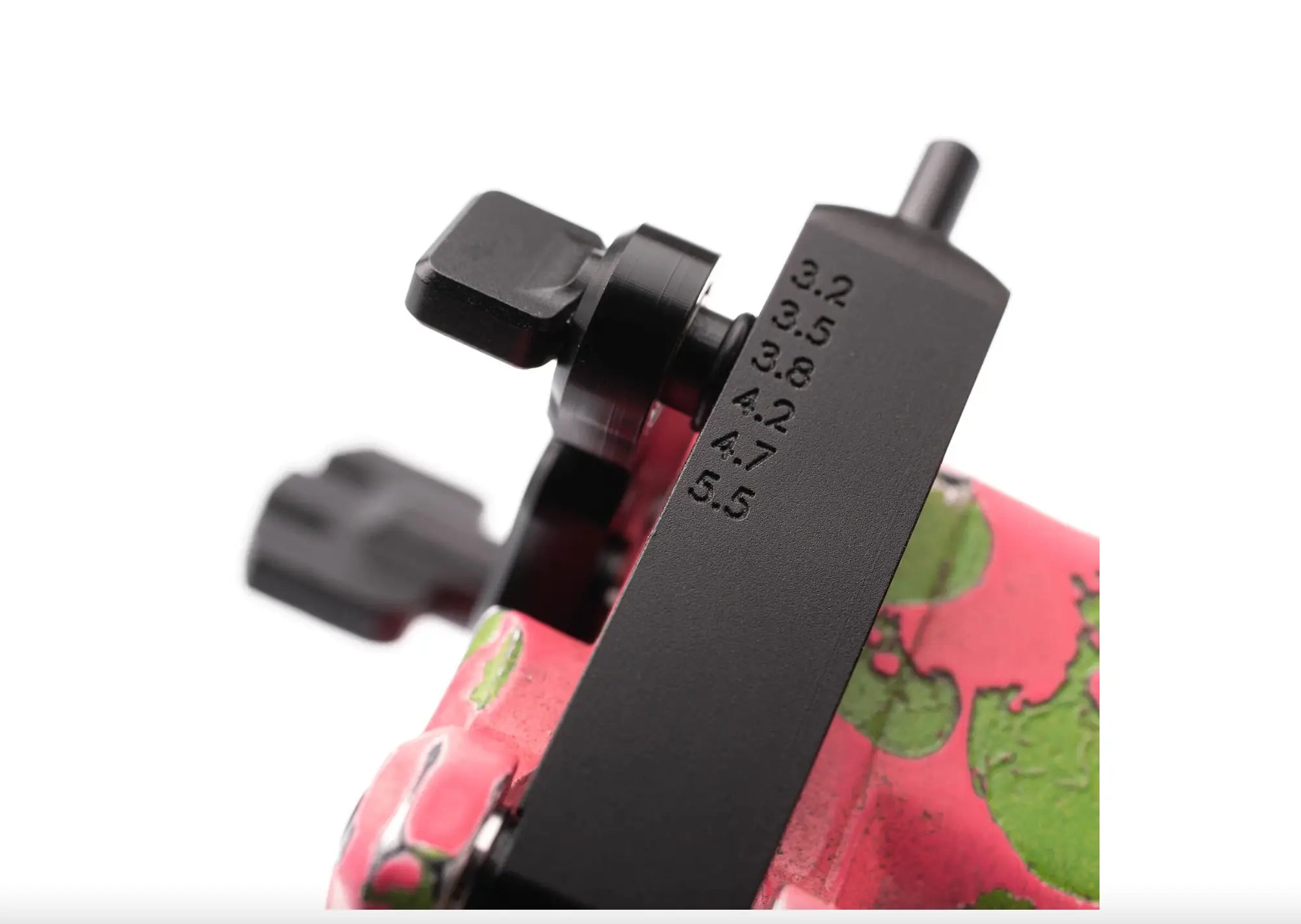 Schwarzes Einstellrad aus Metall mit gravierten Messmarkierungen an der VLAD BLAD Avenger 2 Pro Skull Neon Pink Green von Shpigel