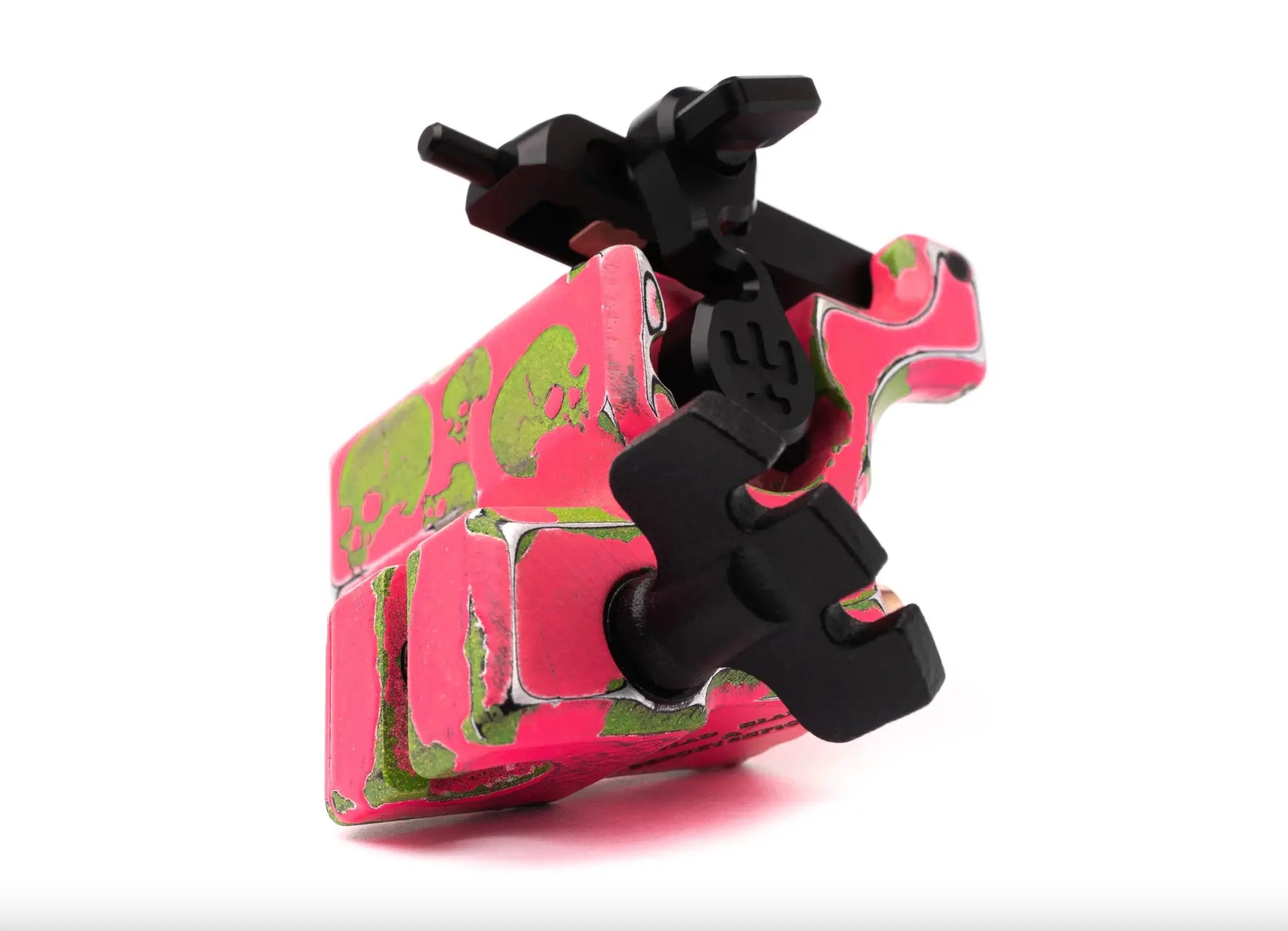 VLAD BLAD Avenger 2 Pro Totenkopf-Fidgetspielzeug in Neonpink und Grün mit rosa-grünem Totenkopf-Muster und schwarzen Kunststoffteilen