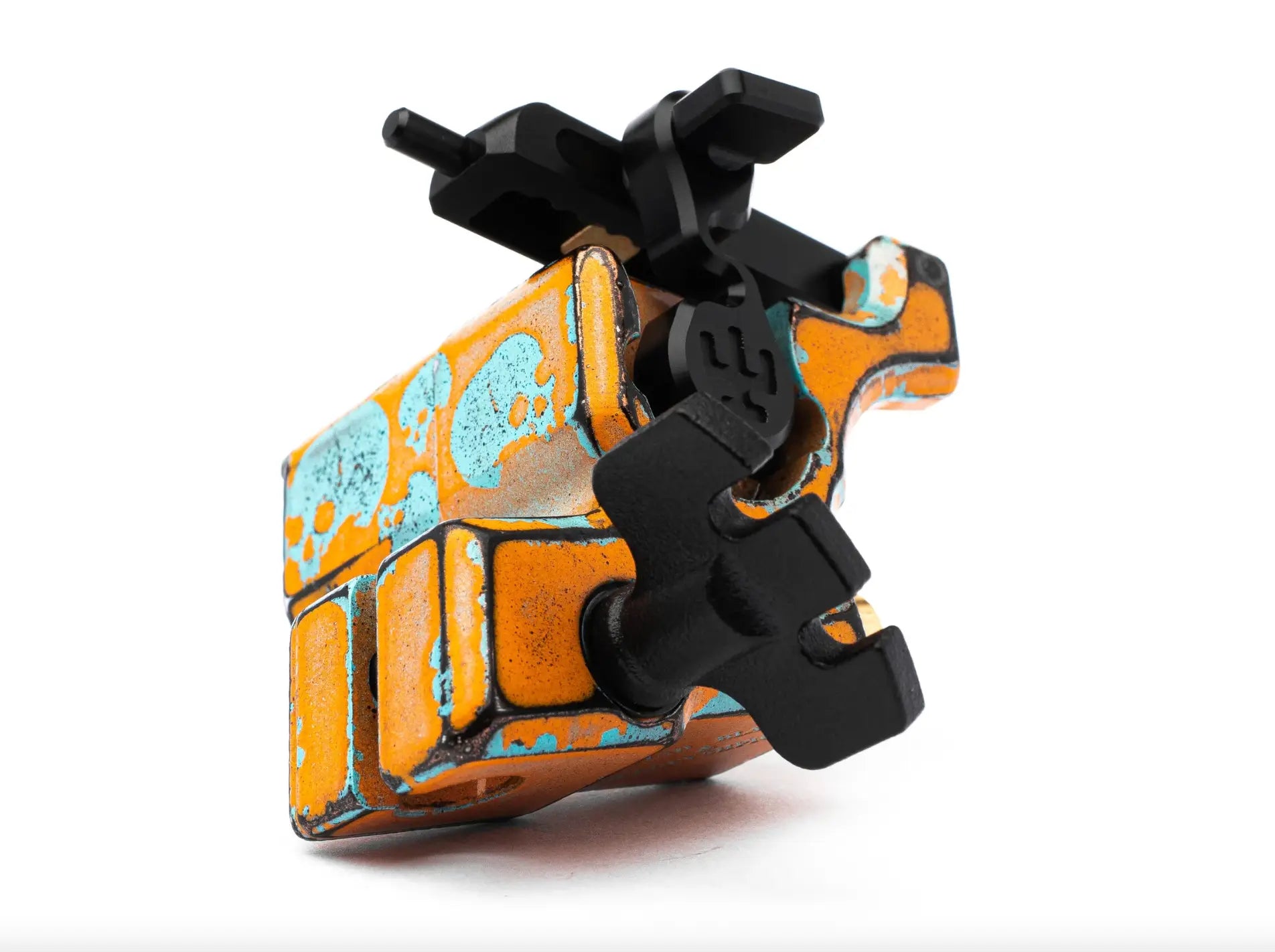 alt
Orange und türkisfarbene Tattoo-Maschine im Used-Look mit schwarzen Kunststoffteilen vladd blad avenger 2 pro skull by shpigel