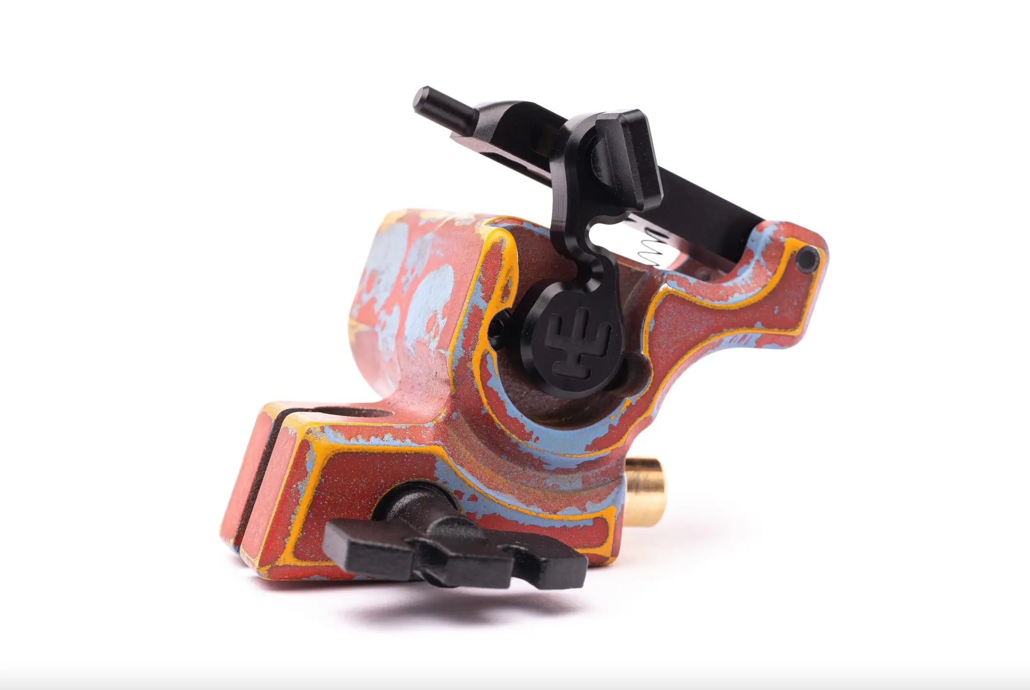 Lebendige, used-look rote und blaue Tätowiermaschine mit schwarzen Kunststoffkomponenten vlаd blаd avenger 2 pro von shpigel