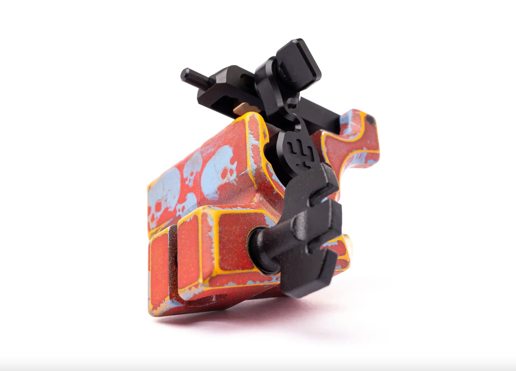 Rot-orange Tätowiermaschine im Totenkopf-Design mit schwarzen Kunststoffkomponenten von VLAD BLAD Avenger 2 Pro von Shpigel