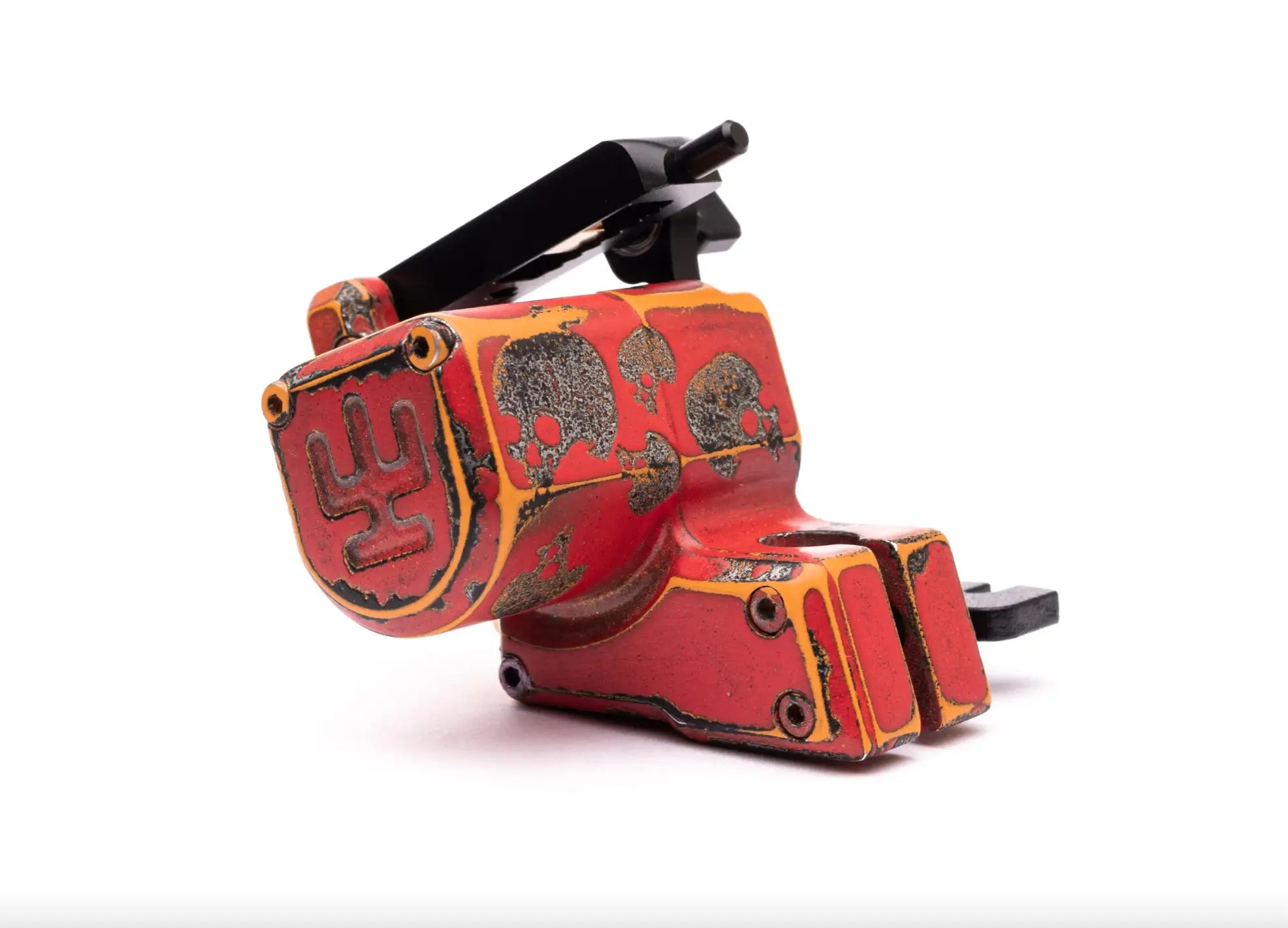 alt
Rote und orangefarbene Vlade Blad Avenger 2 Pro Tattoo-Maschine mit schwarzen Akzenten und Totenkopf-Designs in siennafarbenem Metallic-Finish