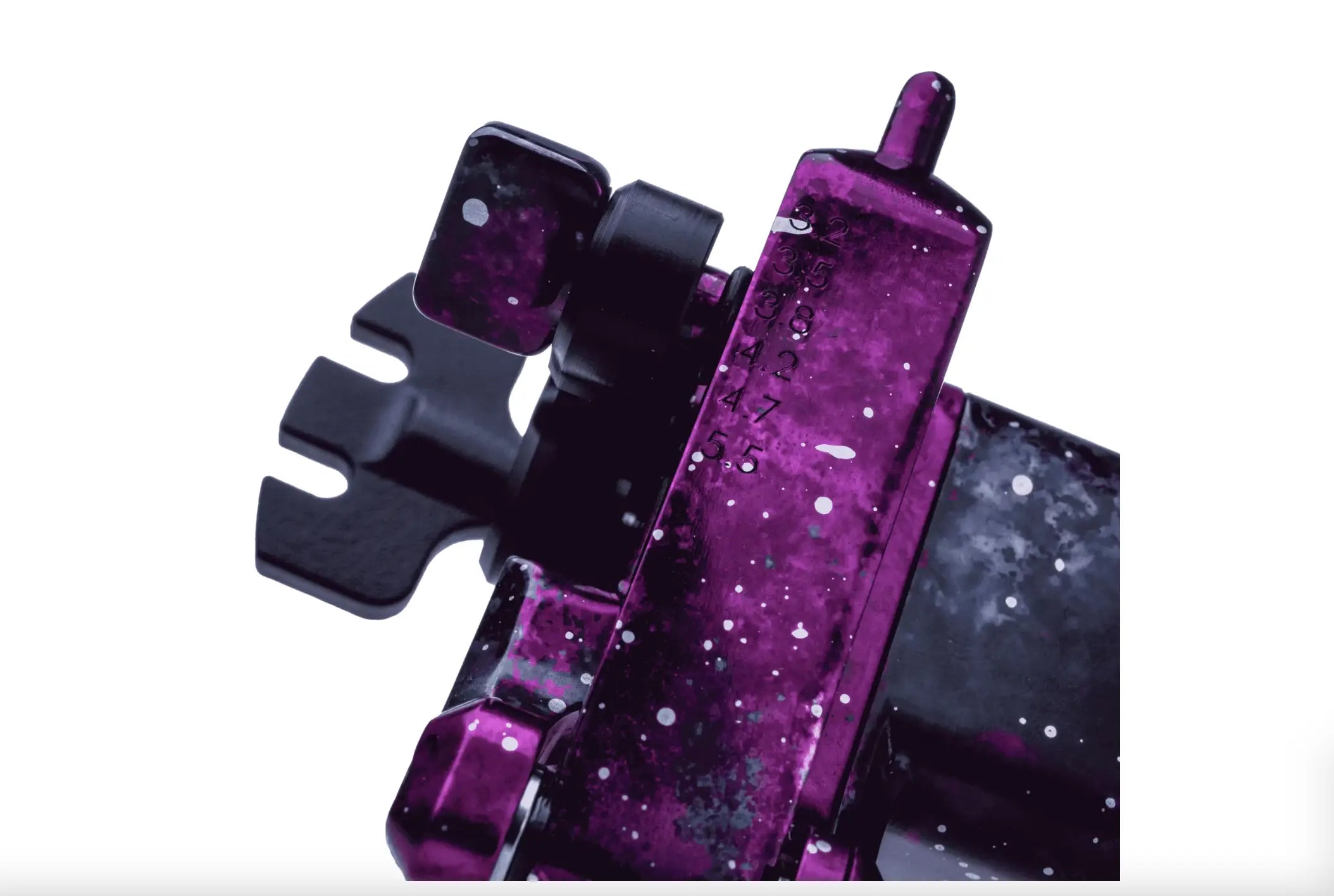 VLAD BLAD Avenger 2 Pro Space Purple Galaxy taktische Taschenlampe mit schwarzen Akzenten und strukturierter Griffoberfläche für Langlebigkeit