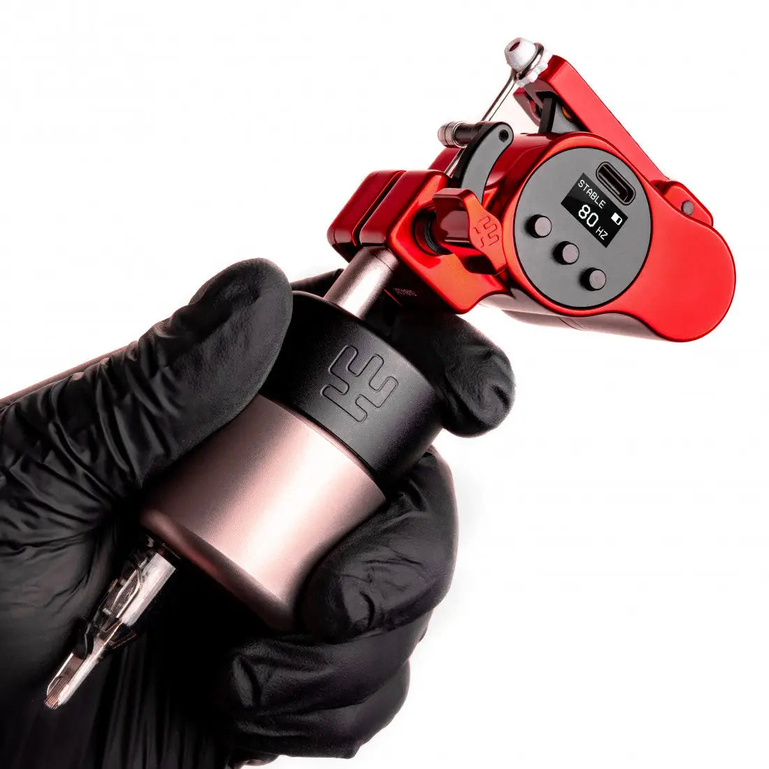 VLAD BLAD Avenger 4 Pro Tattoo-Maschine in Cola-Rot mit digitalem Display, das 80 v2 anzeigt, und USB-C-Anschluss mit metallischen Akzenten