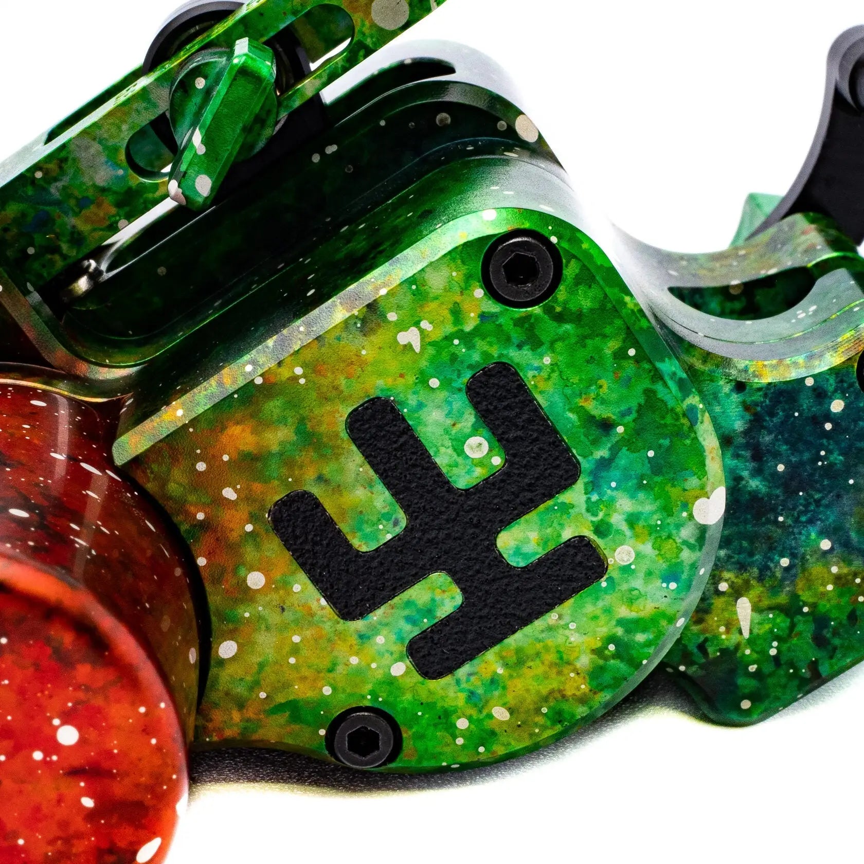 VLAD BLAD Avenger 4 Pro Cosmic-Magic-Tattoo-Maschine mit lebendigem grün-gelbem Galaxie-Design und schwarzem stilisiertem Logo