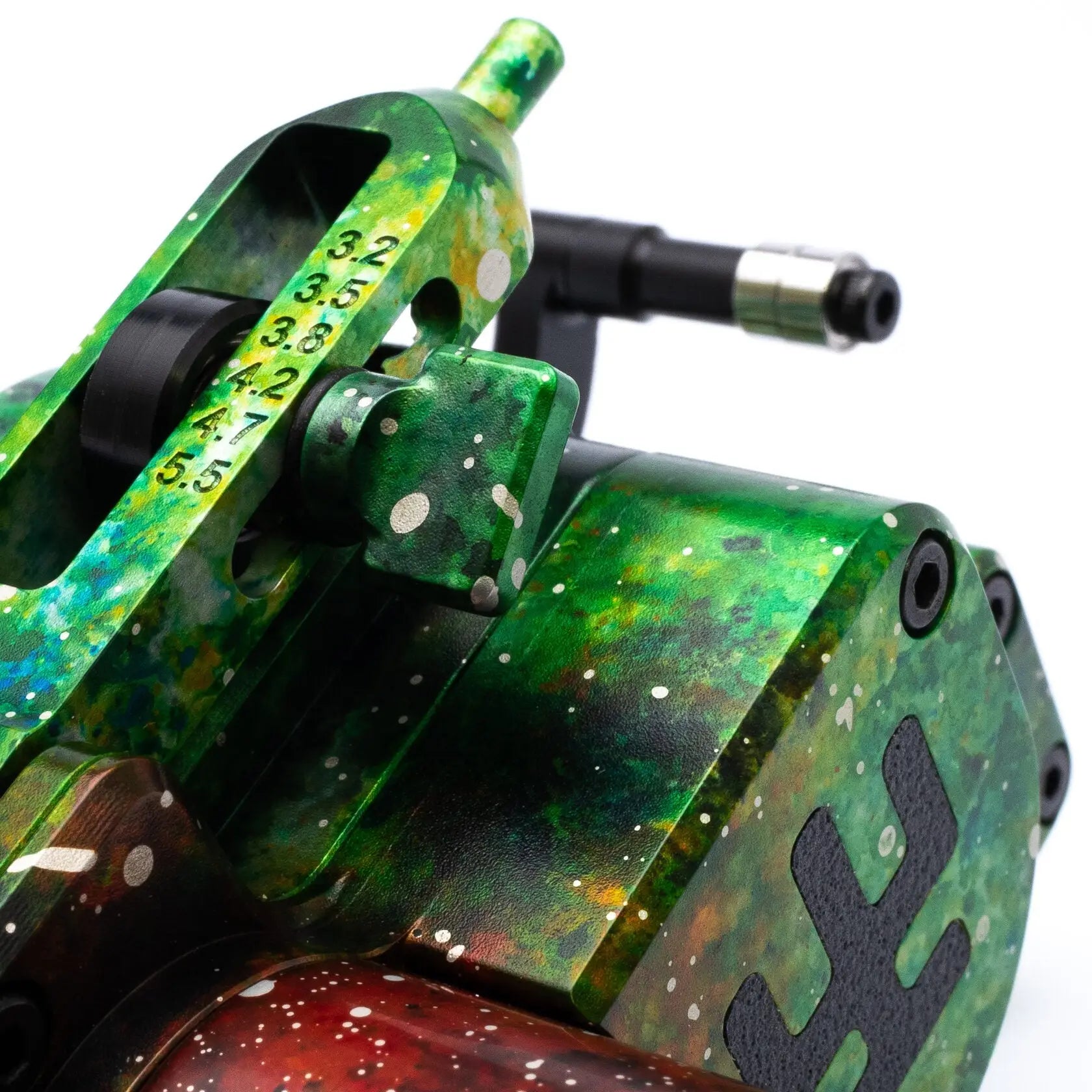 VLAD BLAD Avenger 4 Pro Tattoo-Maschine im kosmischen Magic-Design mit lebendigem grün-gelbem Galaxie-Muster und metallischen Akzenten