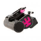 Schwarze Tattoo-Maschine VLAD BLAD Avenger 4 Pro mit auffälligem neonpinkem Logo und passendem Einstellknopf