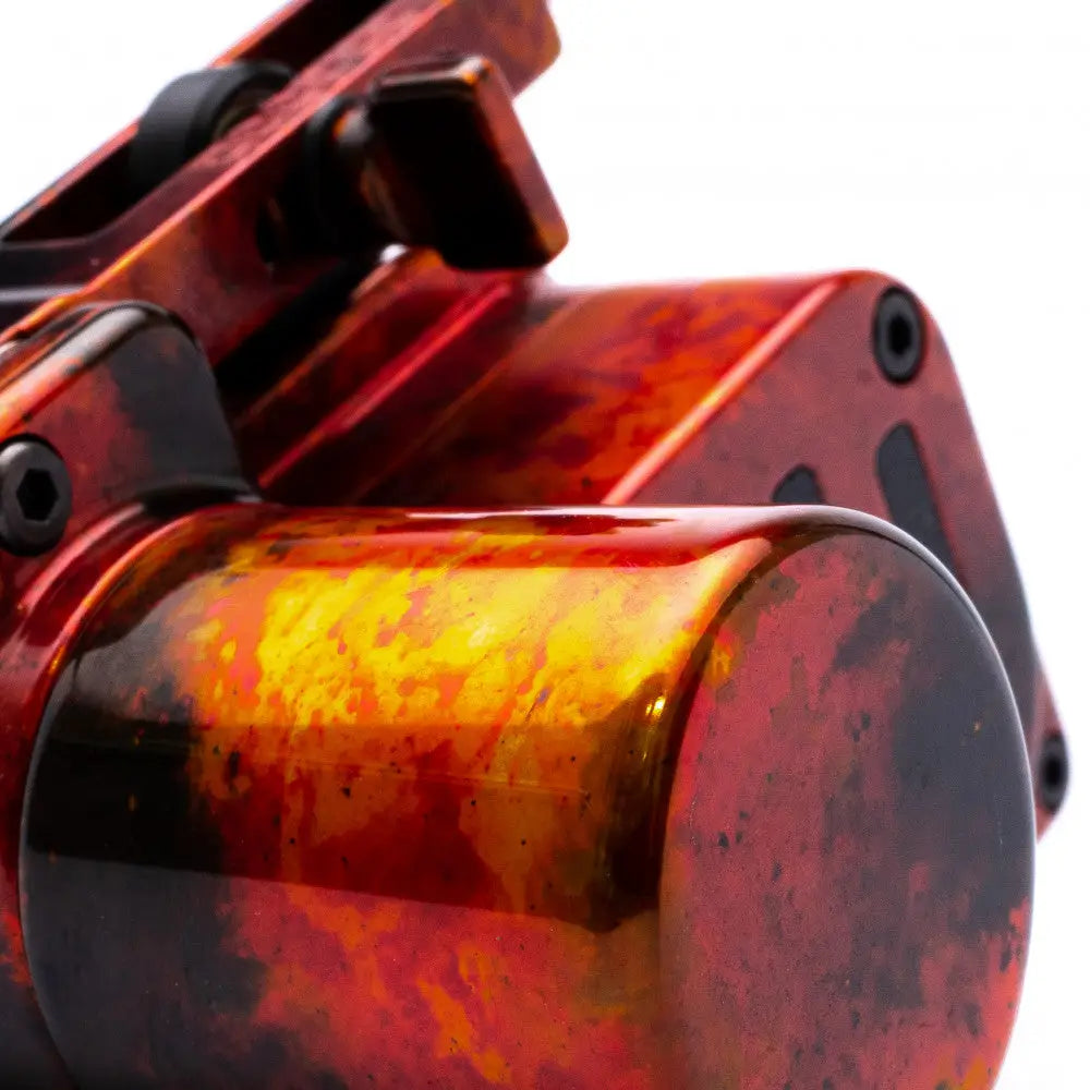 VLAD BLAD Avenger 4 Pro Firestarter Tattoo-Maschine mit lebendigem rot-orangefarbenem Flammenmuster und glänzendem Metallic-Finish