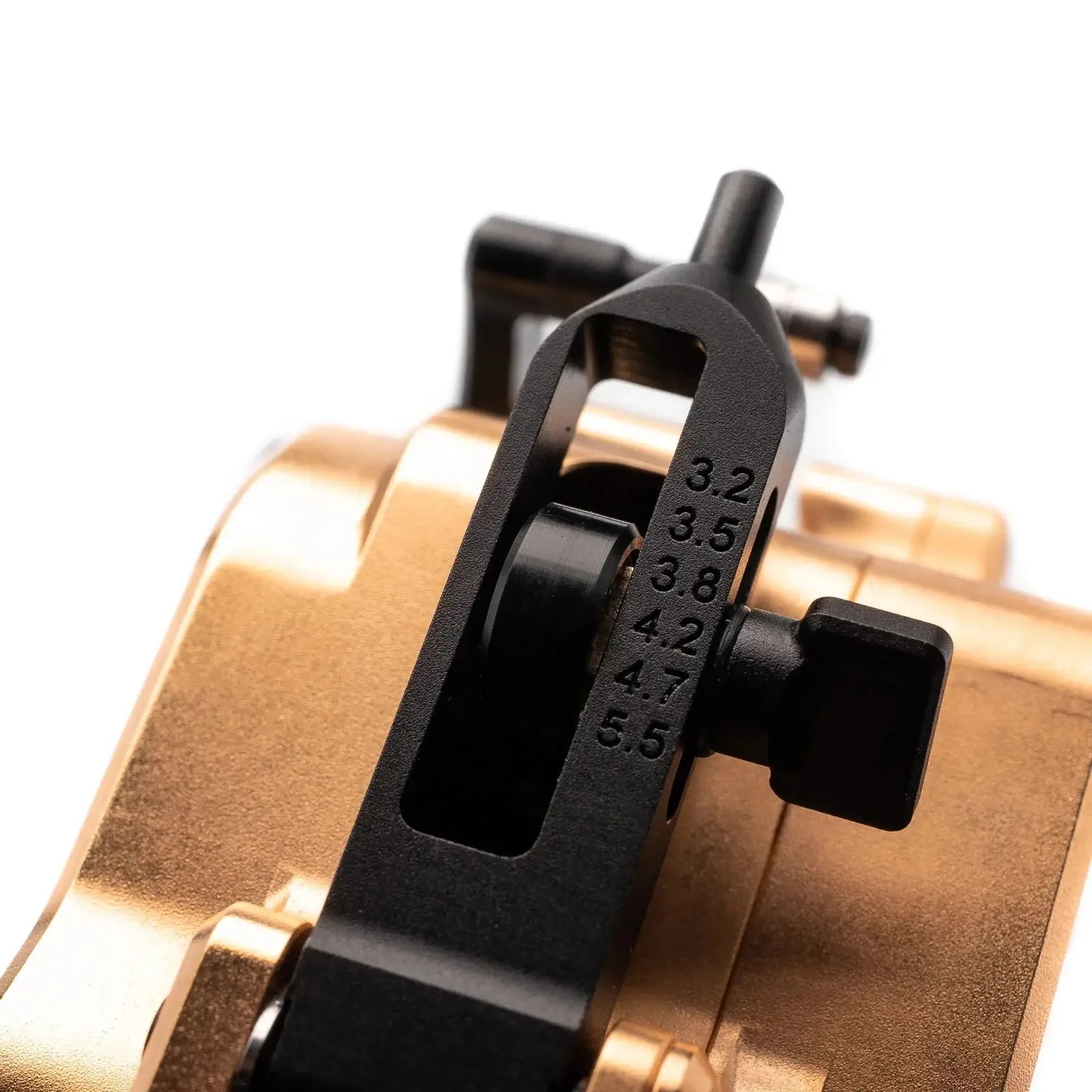 alt
Schwarzer Einstellknopf aus Metall mit eingravierten numerischen Markierungen, montiert auf einem goldfarbenen metallischen Gehäuse.