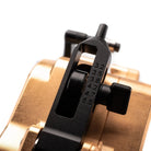 alt
Schwarzer Einstellknopf aus Metall mit eingravierten numerischen Markierungen, montiert auf einem goldfarbenen metallischen Gehäuse.