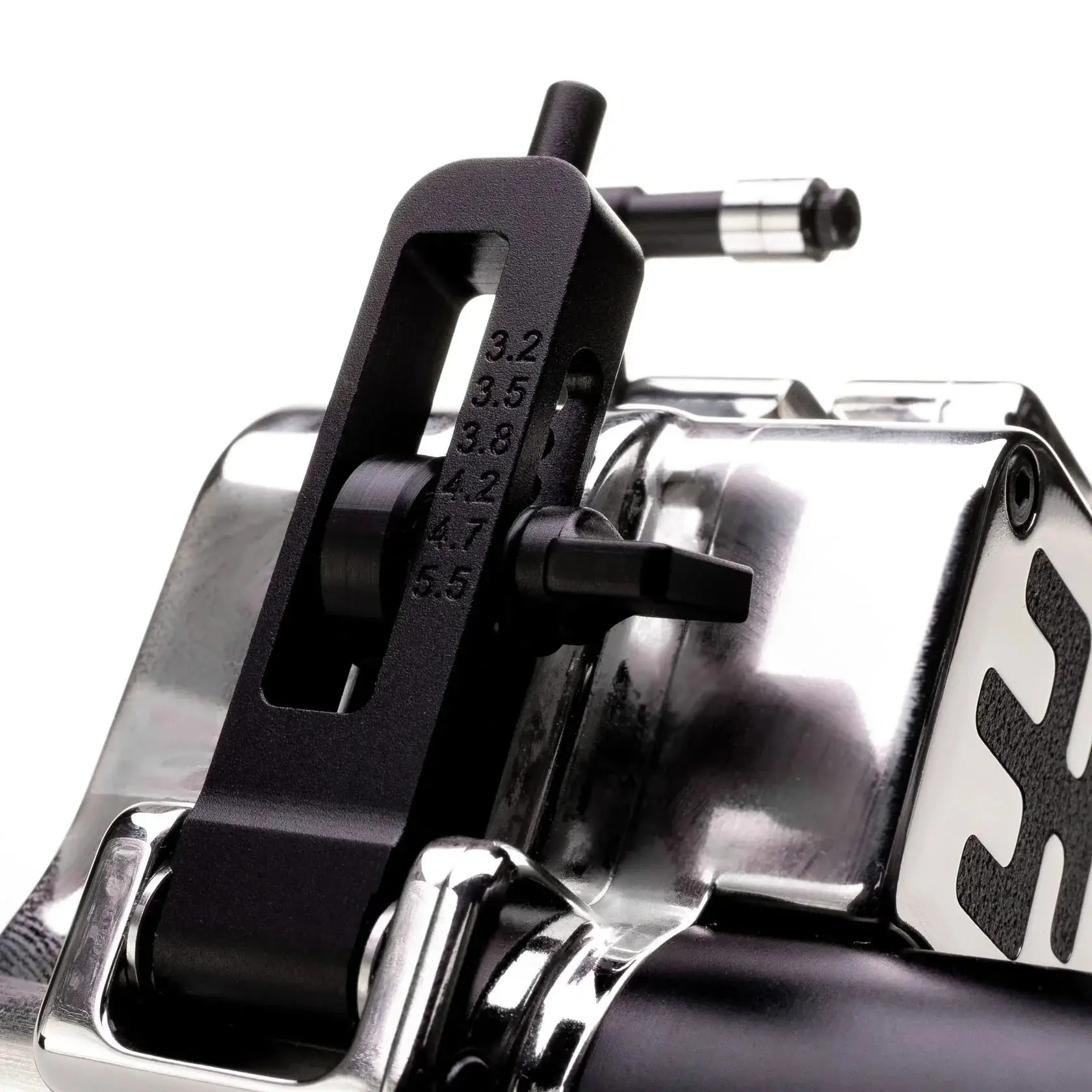 Schwarzer Verstellknopf aus Metall mit eingravierten Zahlen auf dem glänzenden verchromten mechanischen Teil des VLAD BLAD Avenger 4 Pro Nickel