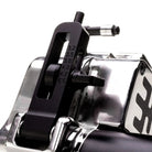 Schwarzer Verstellknopf aus Metall mit eingravierten Zahlen auf dem glänzenden verchromten mechanischen Teil des VLAD BLAD Avenger 4 Pro Nickel