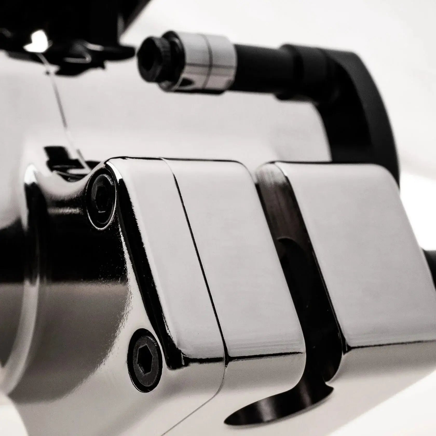 alt
Vladd blad Avenger 4 Pro Nickel-Lenkergriff mit glänzendem Chrom-Finish und schwarzen sechseckigen Befestigungen