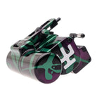 Eine elegante, moderne Tätowiermaschine VLAD BLAD Avenger 4 Pro Polar Night mit glänzendem grünem und violettem Camouflage-Finish
