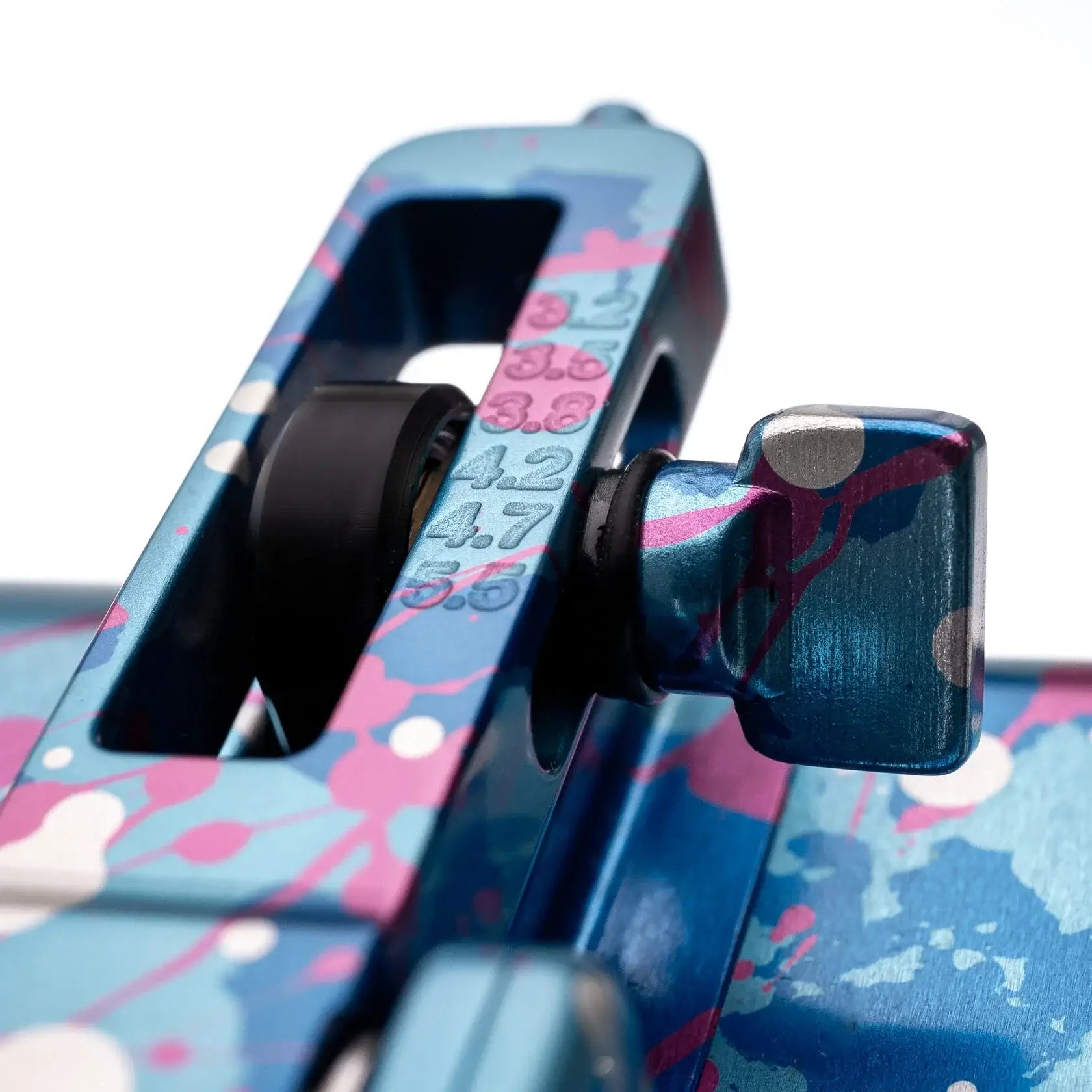 Blau und pink gesprenkelter, metallener Halter für Skateboard-Griptape mit schwarzer Rolle für VLAD BLAD Avenger 4 Pro Sky Dream AKB