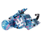alt
Lebhafte blau- und pinkfarbene, gesprenkelte Vlade Blad Avenger 4 Pro Sky Dream Tattoo-Maschine mit weißem Logo auf metallischem Gehäuse
