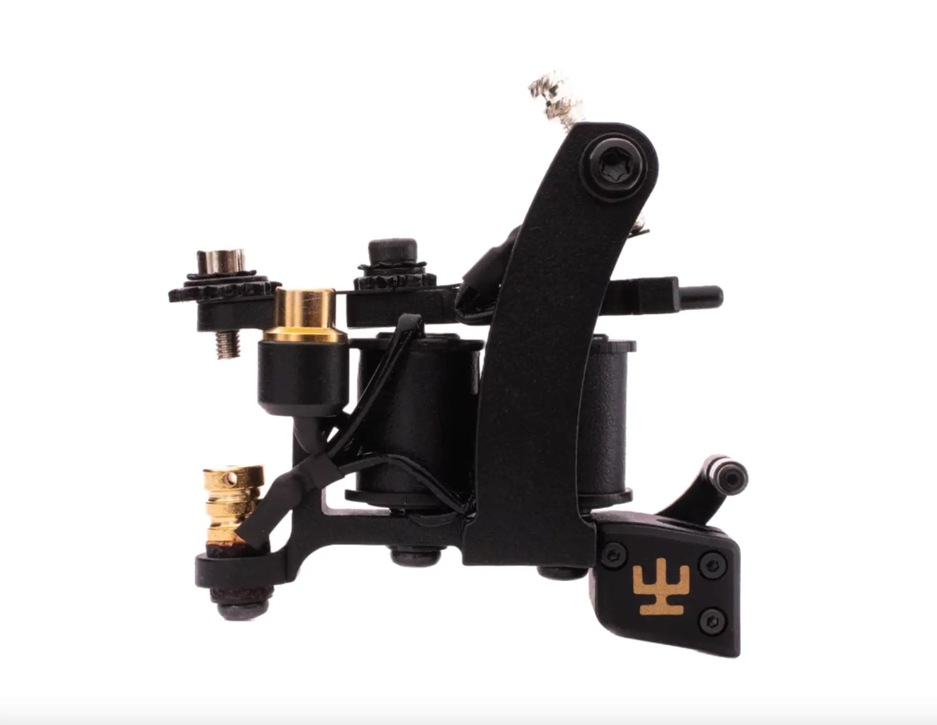 VLAD BLAD Coil Blacker Packer Pro schwarze Tattoo-Maschine mit goldenen Akzenten und Logo auf dem Fußpedal