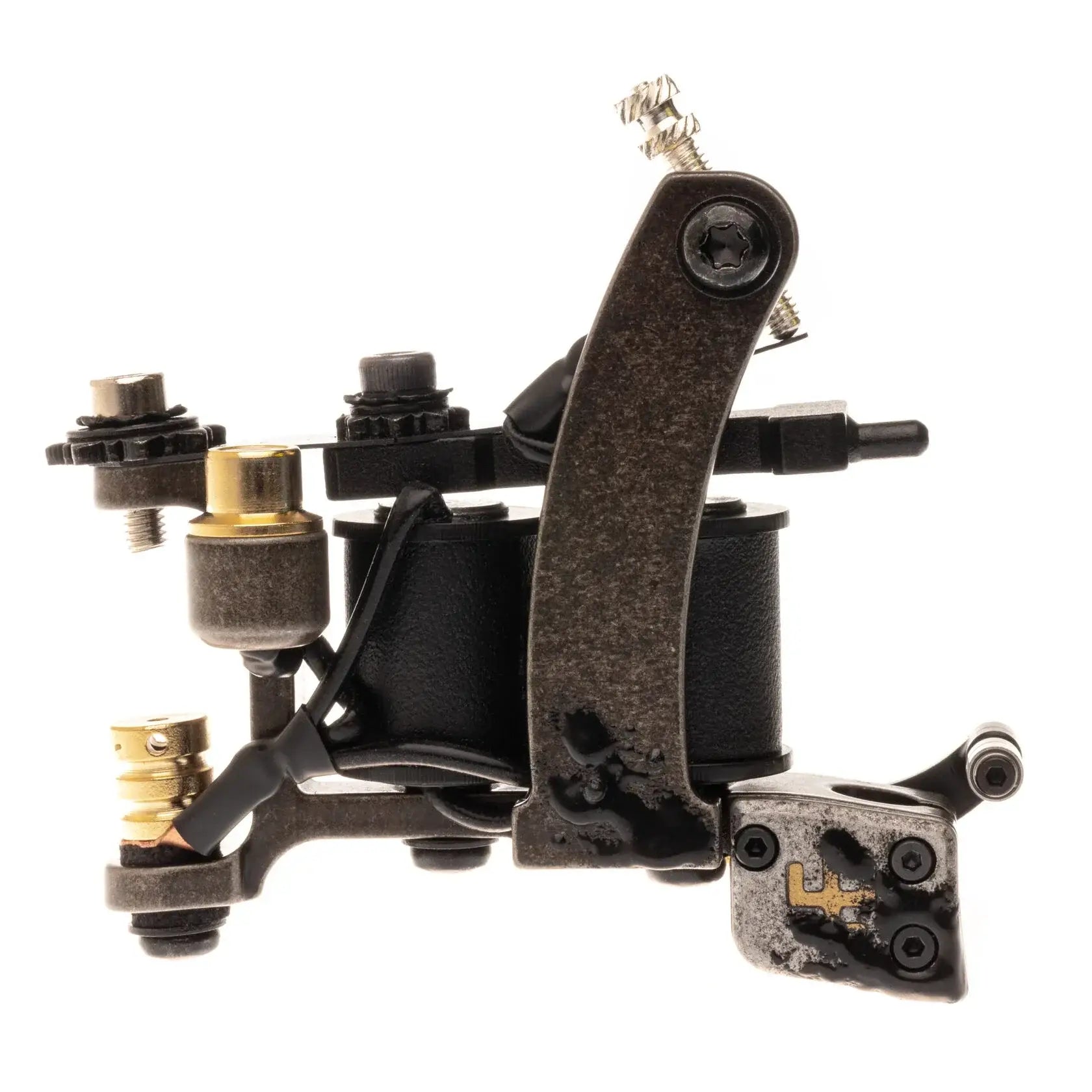Schwarze und messingfarbene Coil-Tätowiermaschine Vladi Blad Blacker Packer Pro mit strukturierter industrieller Optik in alter Petroleum-Optik