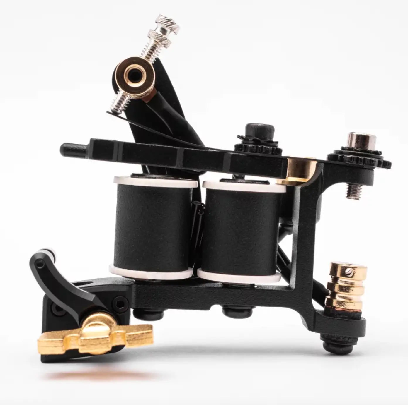 VLAD BLAD Coil Bladder Packer Pro Tattoo-Maschine mit doppelten Spulen, schwarzem und goldfarbenem Metallrahmen und weißen Unterlegscheiben