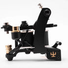 Schwarze Tattoomaschine VLAD BLAD Coil Blacker Packer Pro mit goldenen Akzenten und markantem Logo am Sockel