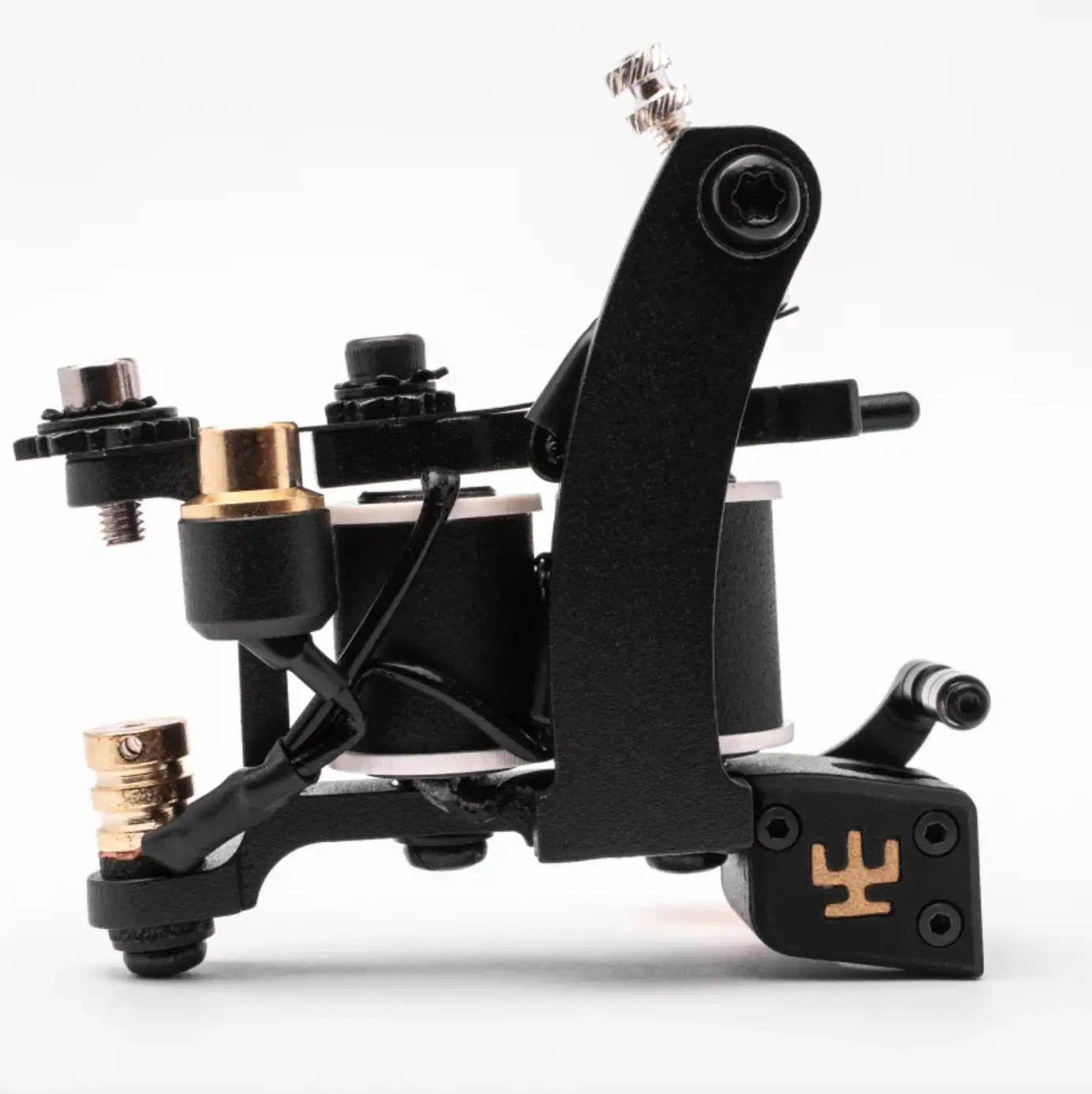 Schwarze Tattoomaschine VLAD BLAD Coil Blacker Packer Pro mit goldenen Akzenten und markantem Logo am Sockel