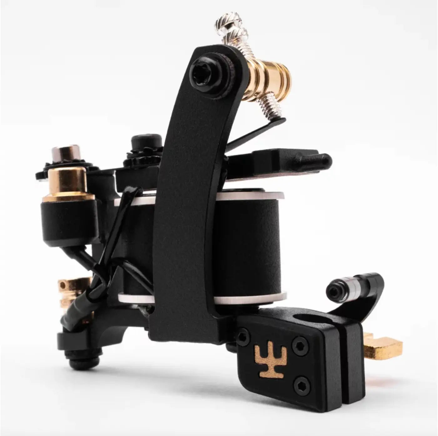 Schwarze Tattoo-Maschine VLAD BLAD Coil Blacker Packer Pro mit goldenen Akzenten und markantem Logo am Sockel