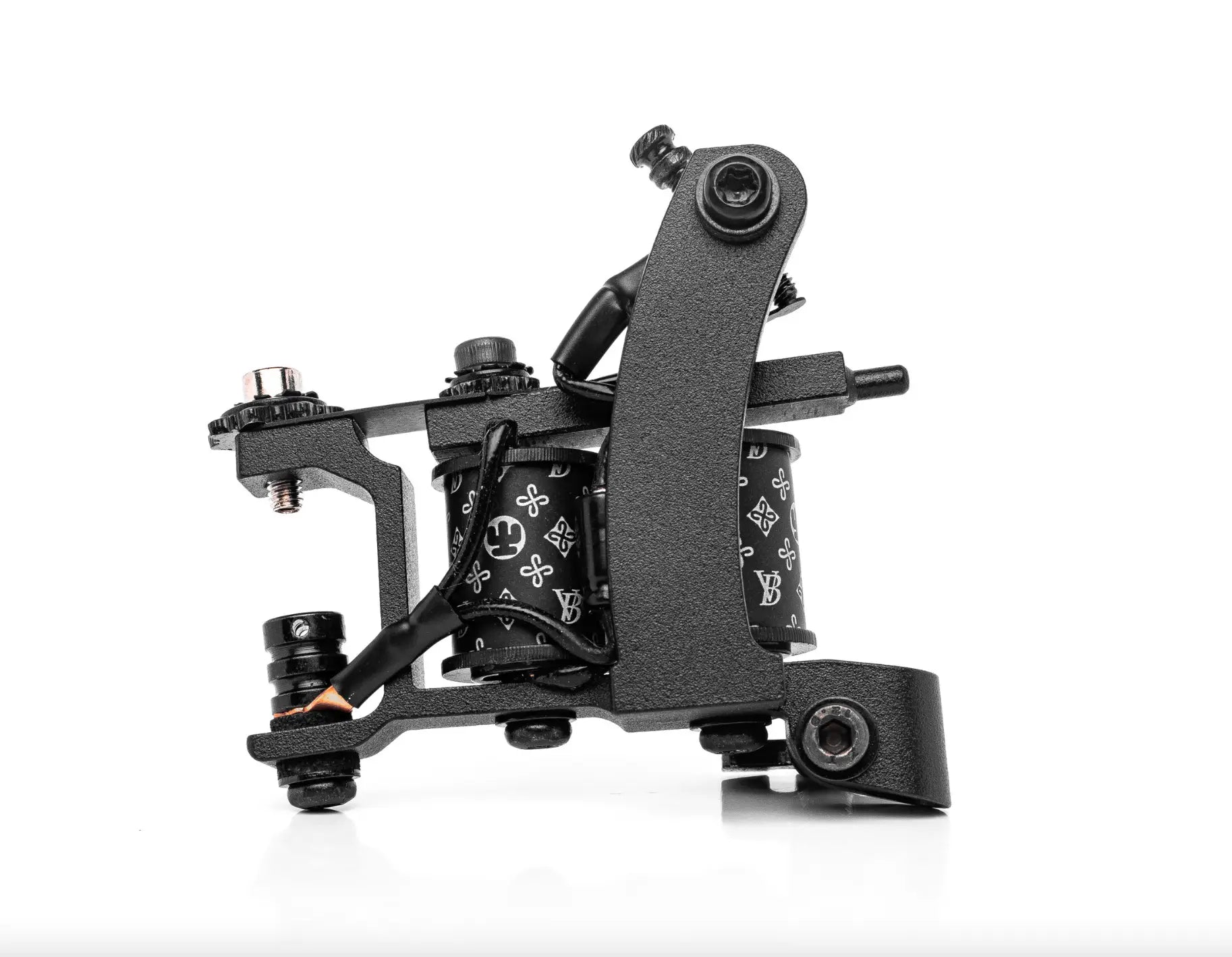 Schwarze Tattoo-Maschine VLAD BLAD Coil BUPS1 Pro Shader mit strukturierter Oberfläche und weißen floralen Mustern am Spulengehäuse