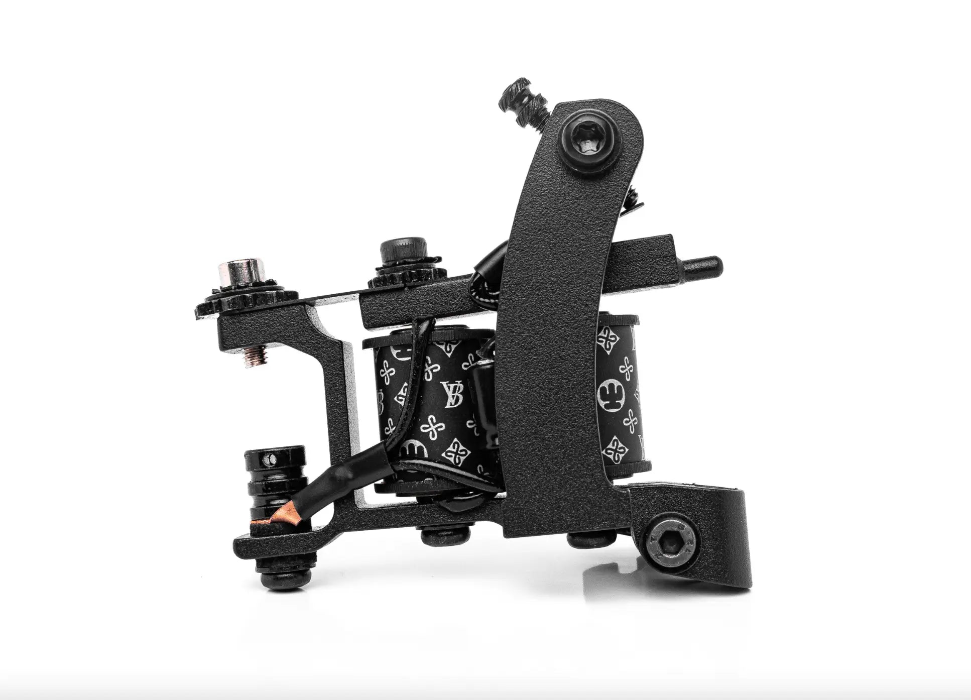 Black VLAD BLAD Coil-Tattoo-Maschine mit silbernen Akzenten und weißer gemusterter Verzierung für Power Shader und Farbpackung