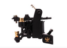 Schwarze VLAD BLAD Coil-Fineliner-Pro-Tätowiermaschine mit goldenen Akzenten und markantem Logo auf dem Fußpedal