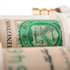 Eine aufgerollte vlad blad Coil Fine Liner Pro Money Maker W mit US-Währungsdesign für detailliertes Inking