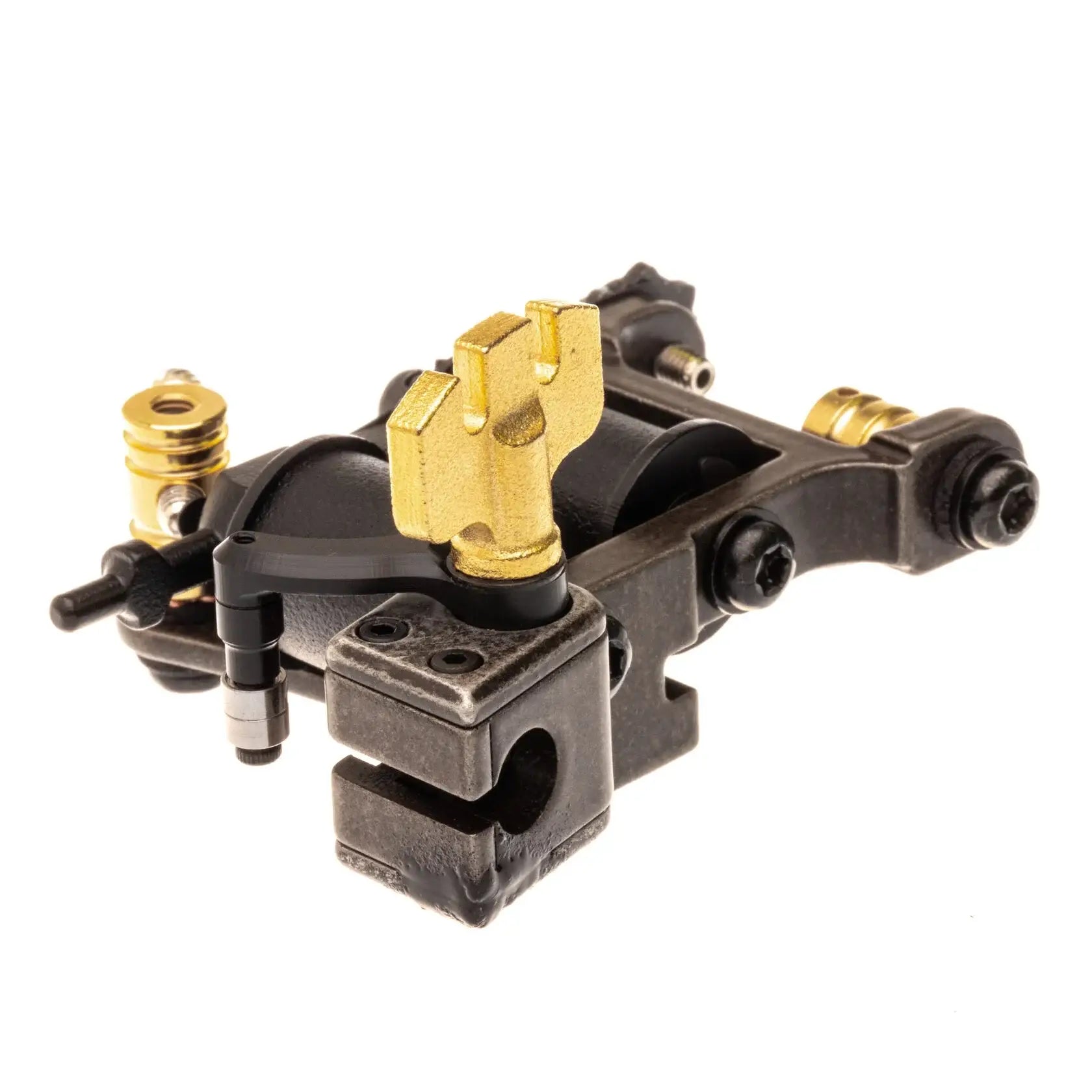 Schwarze und goldene VLAD BLAD Coil-Tattoo-Maschine mit robuster Metallkonstruktion für den professionellen Einsatz mit feiner Liner-Nadel in altem Petroleumton