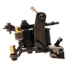 Industrie-Stil VLAD BLAD Coil-Fine-Liner-Tätowiermaschine mit dunklem, strukturiertem Metallgehäuse und goldenen Akzenten in alter Erdölfarbe