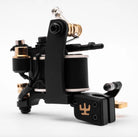 Schwarze VLAD BLAD Coil-Tätowiermaschine mit goldenen Akzenten und markantem Logo für Feinarbeiten, von hinten gezeigt