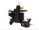 Schwarze und goldene VLAD BLAD Coil-Tätowiermaschine mit Messingakzenten und ergonomischem Design für präzise Linierarbeiten