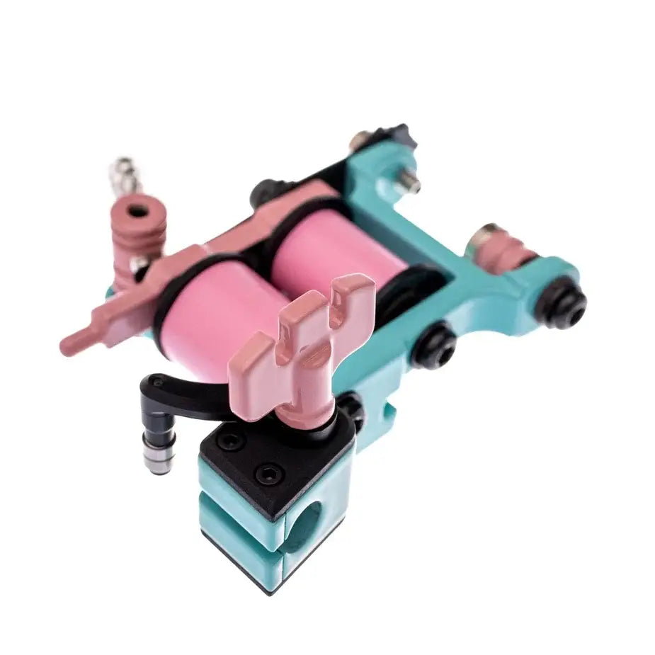 VLAD BLAD Coil Infinite Liner Pro Tattoo-Maschine in Pastell-Türkis und Pink mit schwarzen Akzenten, Bubblegum-Blau-Pink-Farbgebung