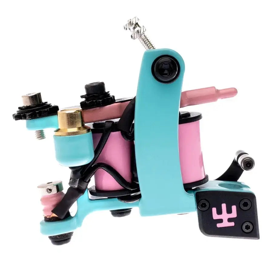 VLAD BLAD Coil Infinite Liner Pro Tätowiermaschine in Bubble-Gum-Blau und Pink mit elegantem Design und sichtbaren mechanischen Teilen