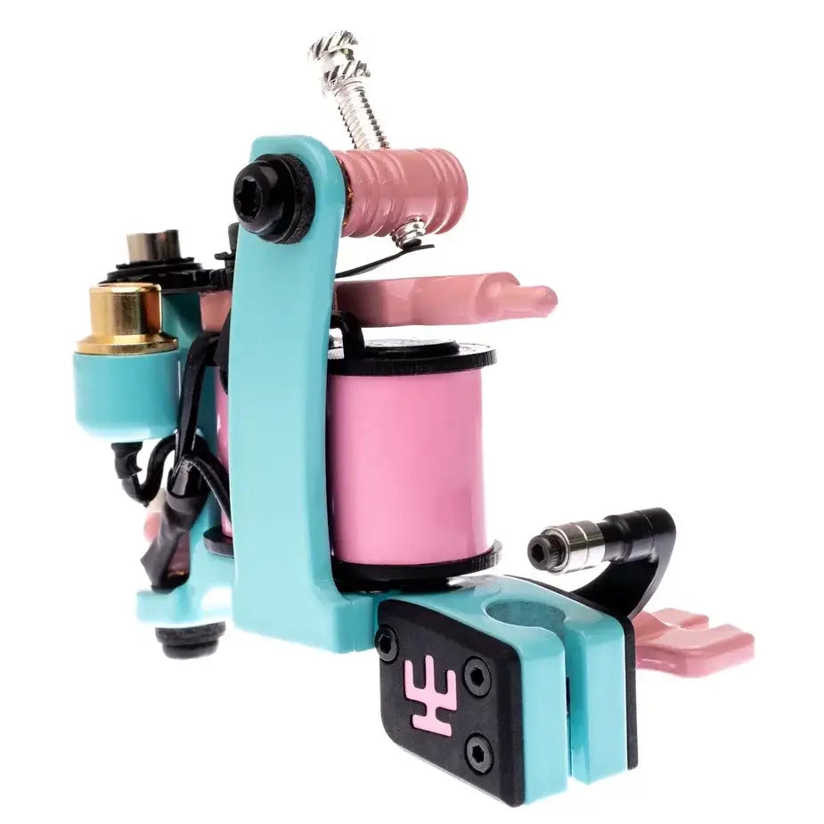 VLAD BLAD Coil Infinite Liner Pro Tätowiermaschine in Türkis und Pink mit eleganten schwarzen Akzenten für präzises Tätowieren