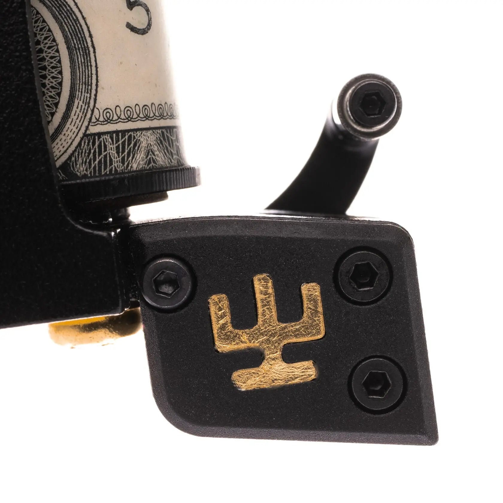 Schwarzer Tonarm eines Vinyl-Plattenspielers mit goldfarbener Nadel und Logo auf VLAD BLAD coil infinite liner pro money maker blk