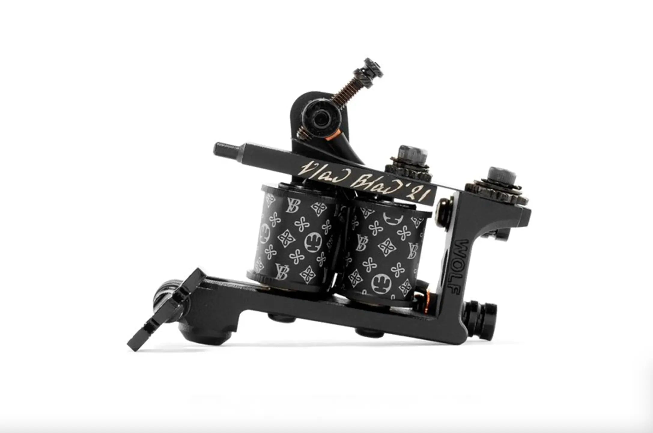alt
Schwarze Tattoo-Maschine Vlads Blad Coil LBARS4 Power Liner mit elegantem industriellem Design und Coil-Skull-and-Crossbones