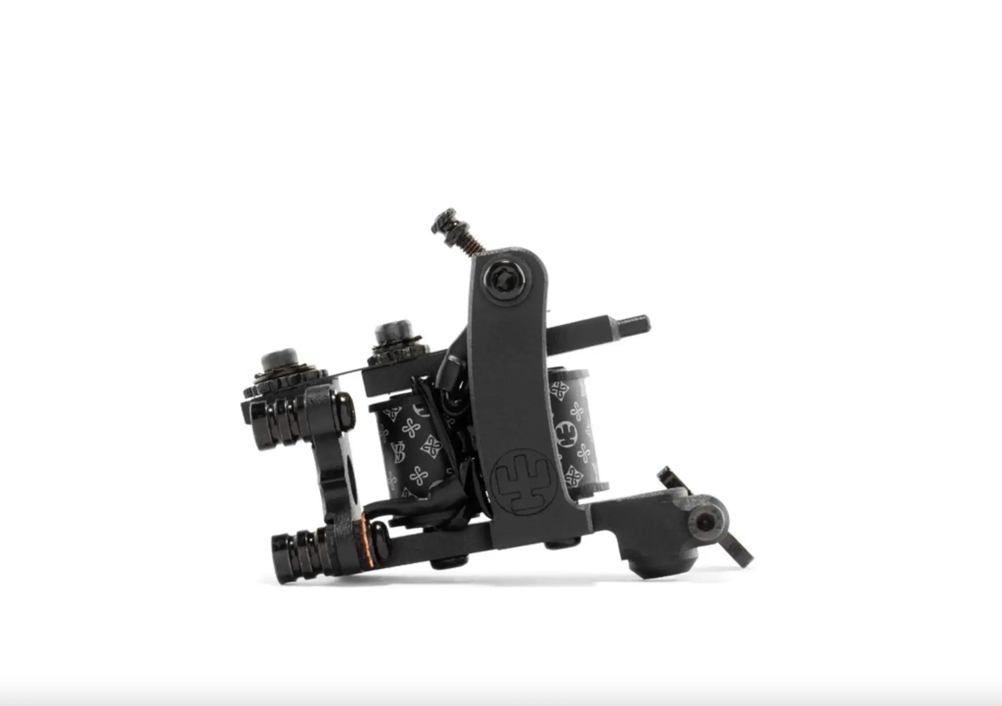 Schwarze VLAD BLAD Coil LBRs4 Power Liner Tätowiermaschine mit schlankem Industriedesign und gravierten zylindrischen Mustern