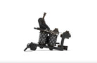 Schwarze Mad Blade Tattoo-Maschine mit Totenkopf-und-Knochenmuster auf den Spulen für den leichten Einsatz mit VLAD BLAD Pro Shader