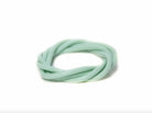 alt
Ein zartes, mintgrünes Armband mit gedrehtem Band von VLAD BLAD mit Ösen tube-Detail