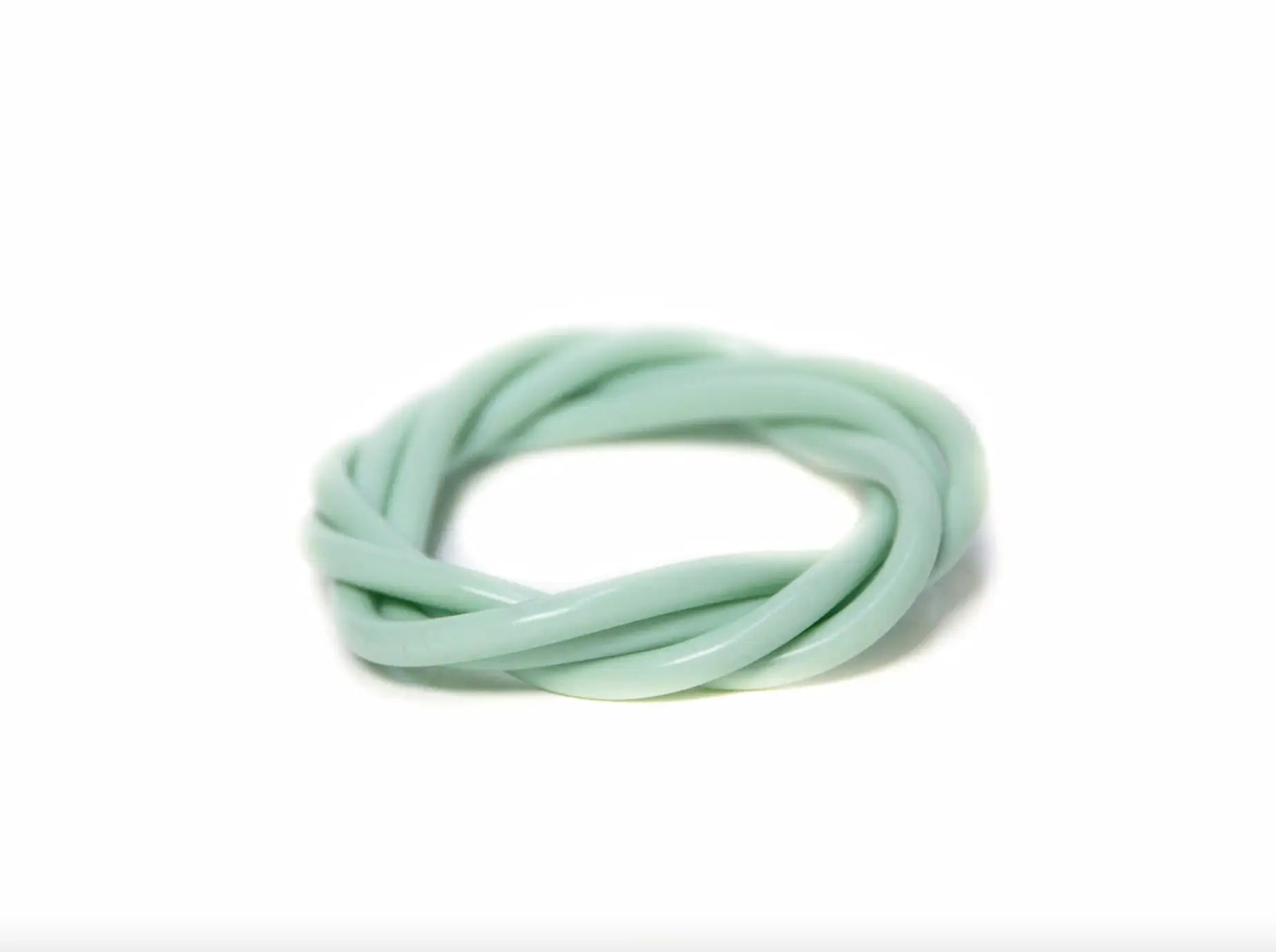 alt
Ein zartes, mintgrünes Armband mit gedrehtem Band von VLAD BLAD mit Ösen tube-Detail