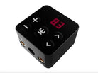 VLAD BLAD Powerbox 5 Pro boîtier audio noir en forme de cube avec affichage numérique rouge et boutons directionnels blancs