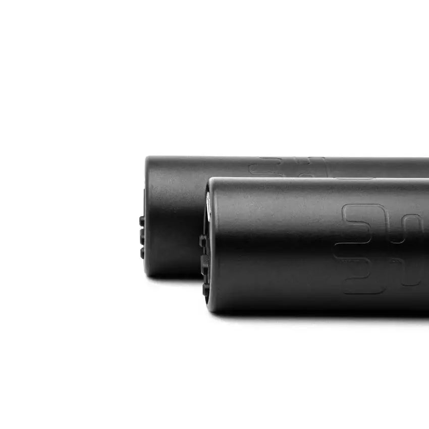 Schwarze zylindrische Batterien mit matter Oberfläche und geprägtem Branding für VLAD BLAD Ultron 3 Max Power Cells